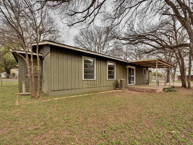 Foto del edificio - 2401 Western Trails Blvd