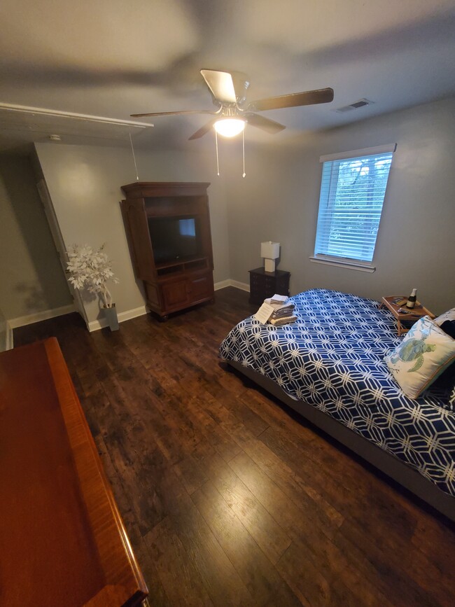 Master bedroom - 818 Lee Andrews Ave SE