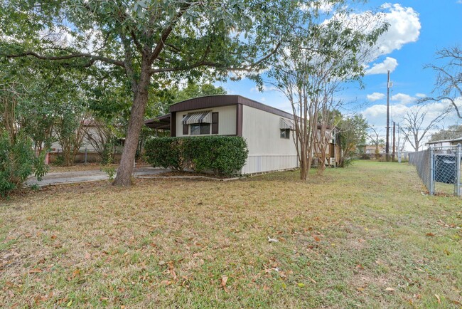 Building Photo - 2 Bedroom/1 Bathroom Home in the Green Val...