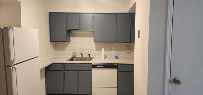 Building Photo - 218 Christopher Columbus Dr