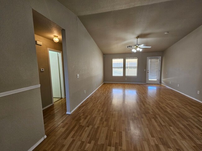 Building Photo - (3) Bed/(2) Bath Avail NOW! Close to Trail...