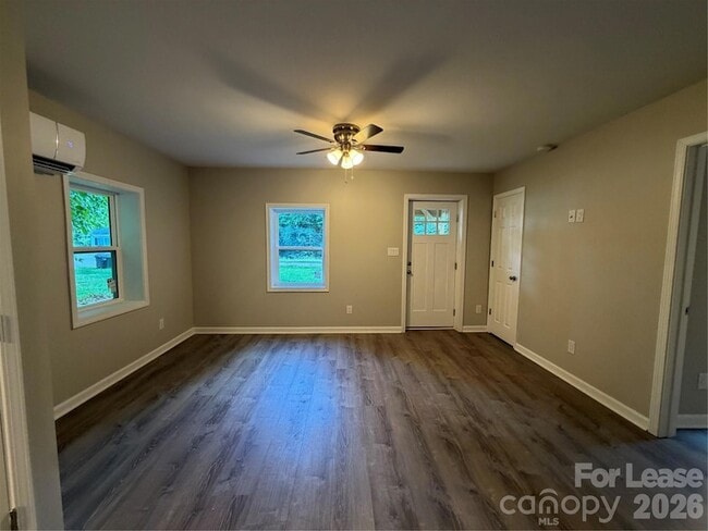 Building Photo - 2621 E Greenbriar Rd