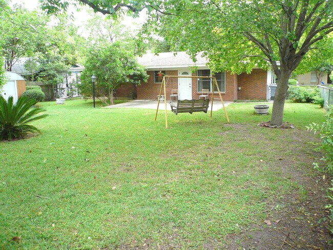 Building Photo - 5513 Delwood Dr