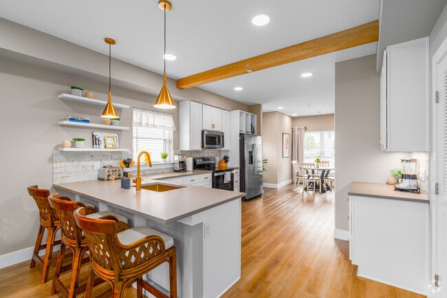 2BR, 2BA - 950SF - Kitchen - Seaside Village Apartments