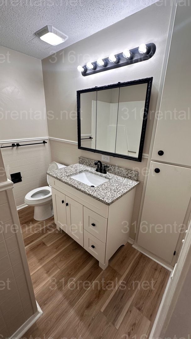 Building Photo - $1300 - 3 bed 1 bath Beautiful single fami...