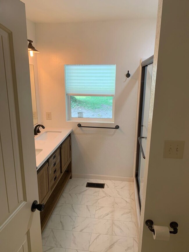 Foto del edificio - 807 Fairgrounds Rd