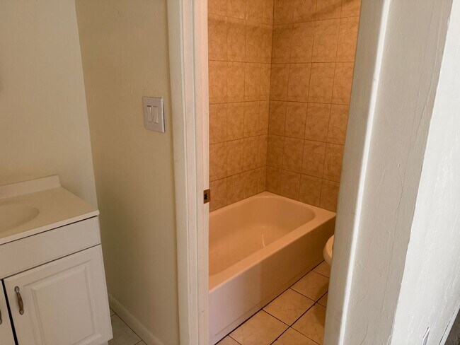 Foto del edificio - * MOVE IN SPECIAL * 1/2 OFF 2ND MONTH'S RENT!! Spacious 1,226 SF Unit - 2 bd / 2 ba near UF - Bra...