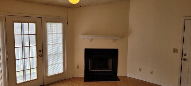 Foto del edificio - 7117 W Friendly Ave