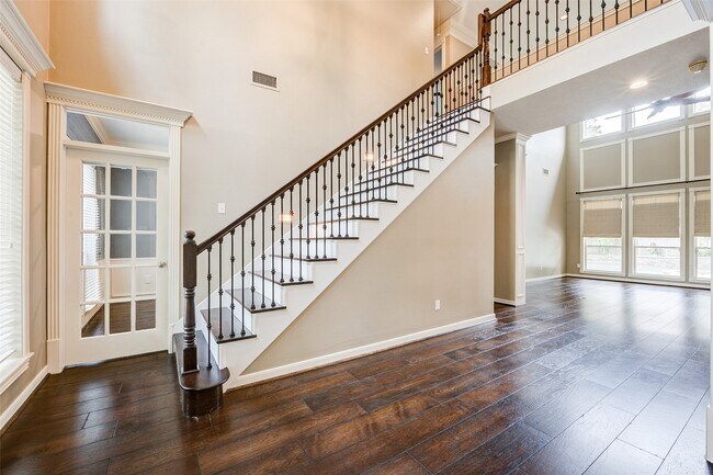 Building Photo - 11 E Wedgemere Cir