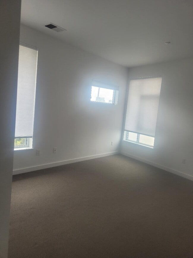 large first bedroom with hi ceilig - 1670 28th St