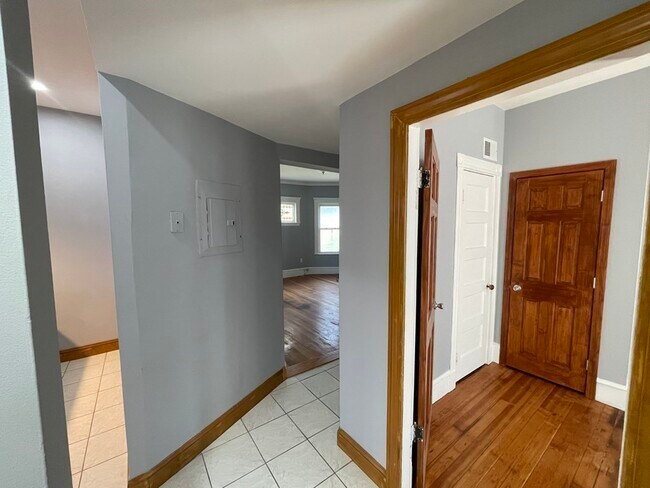 Building Photo - 524 Norwest Dr