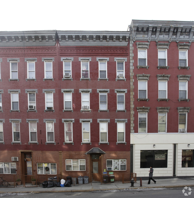 Foto del edificio - 180 Greenpoint Ave