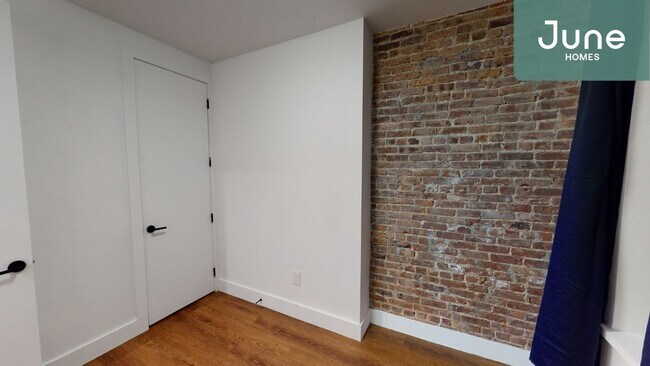 Foto del edificio - Room Only in 4-bed/2.0-bath Home