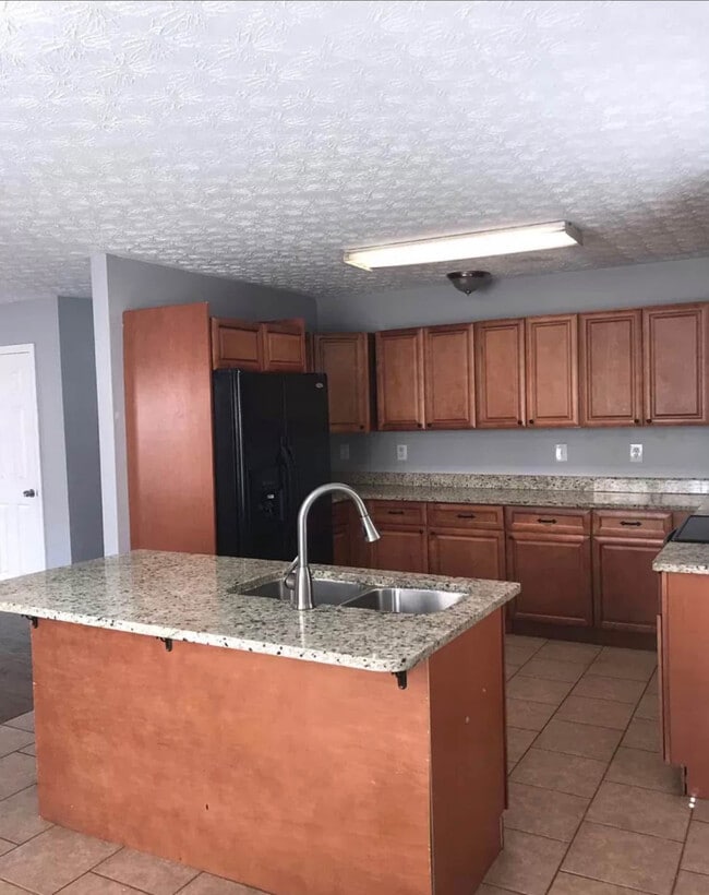 Building Photo - 194 Lake Dr