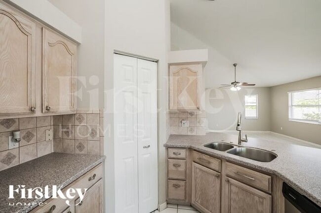 Building Photo - 2556 SW 28th Ave