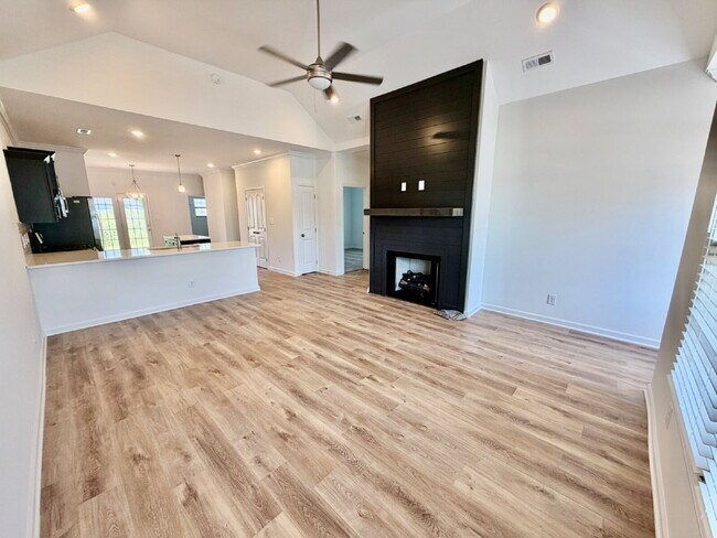 Building Photo - "Spacious 4-Bed, 3-Bath Gem on Woodrush Drive – Your Perfect Clarksville Retreat!"