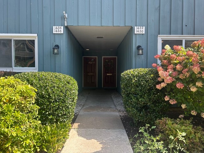 Foto del edificio - 1450 Melville Ave