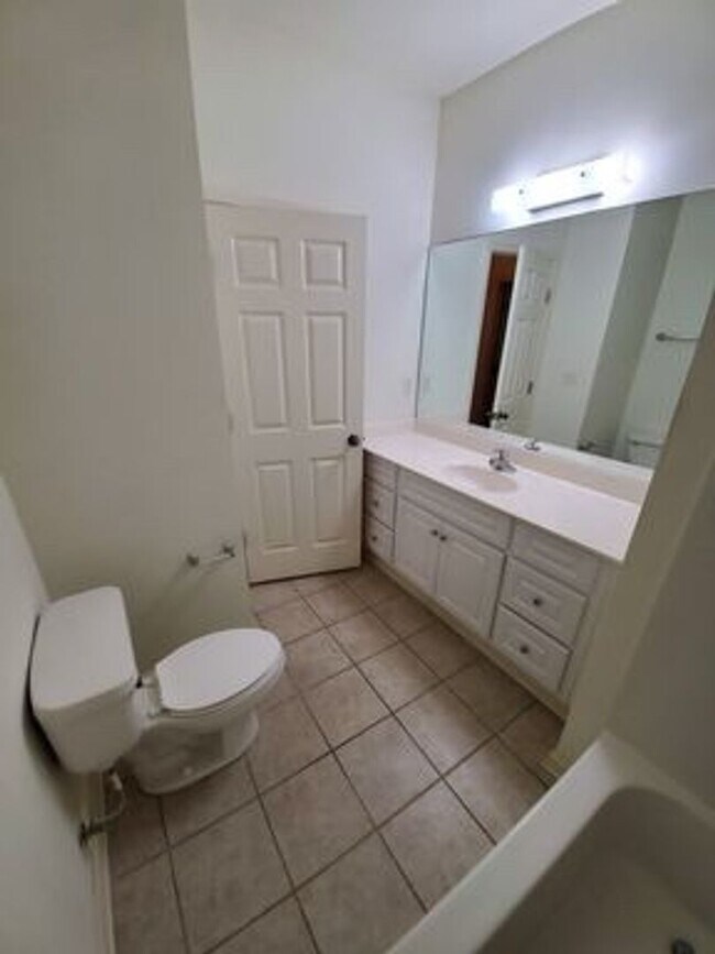Foto del edificio - One Bedroom/One Bathroom At Millcreek Condos available June!