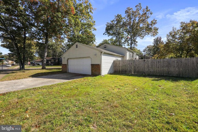 Building Photo - 1601 White Oak Rd
