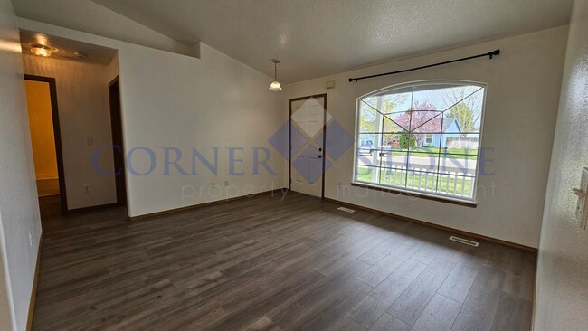 Building Photo - Large Nampa Home with RV Parking!