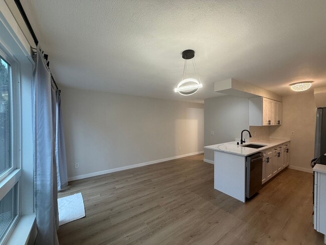 Foto del edificio - Beautifully Renovated 2 Bed/1.5 bath Condo Edmonds, WA. $2600/mo.