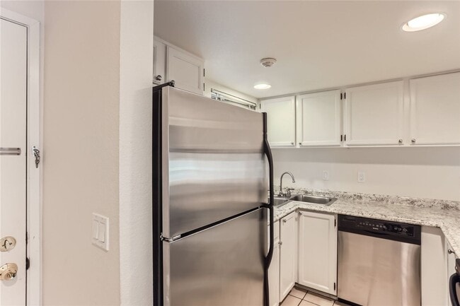 Foto del edificio - Beautiful 2BR/1BA Condo For Rent!!! Available May 1st - TEXT to TOUR!!!
