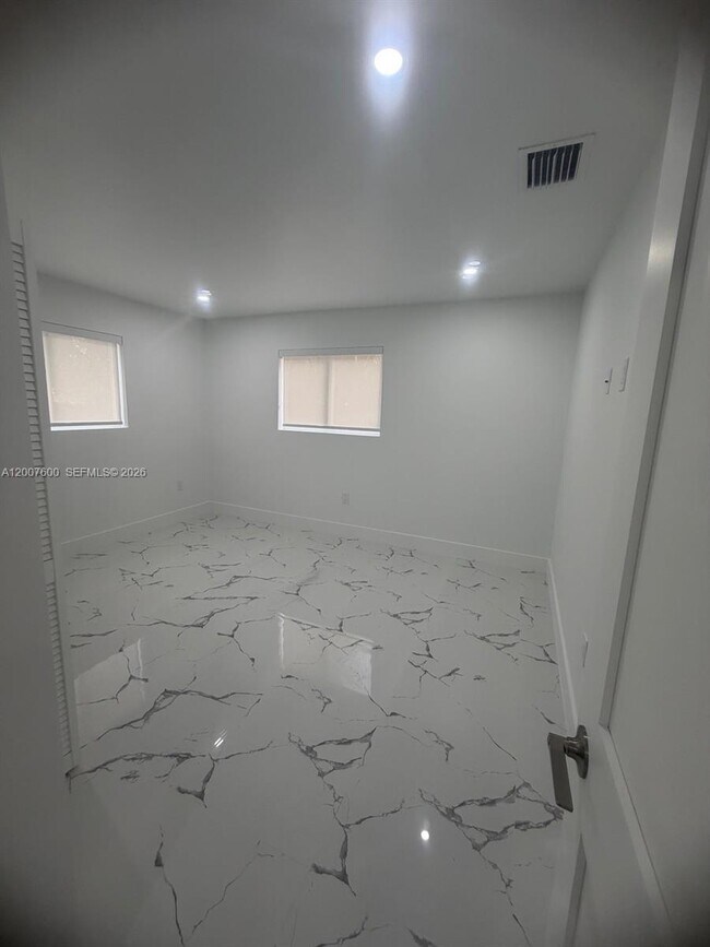 Foto del edificio - 2431 NW 23rd St