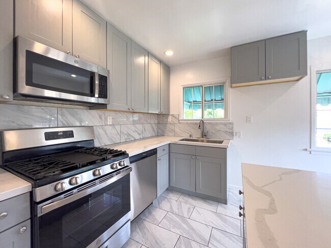 Building Photo - 587 W Stocker St