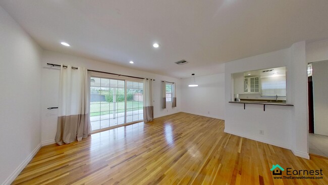 Foto del edificio - Bright 3-Bedroom + 2-Bathroom Home in Vall...