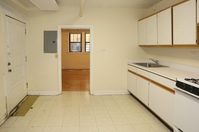Building Photo - 1 Bd on N. Bissell, Hardwood Floors