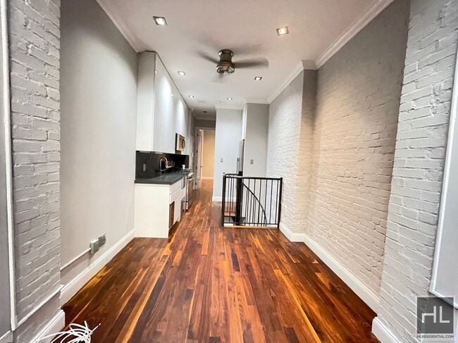 Building Photo - Mott Street
