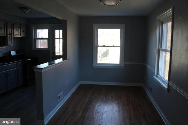 Building Photo - 4814 Kenwood Ave