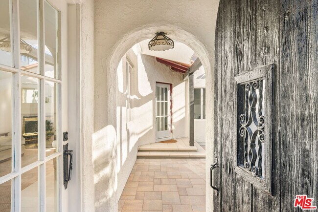 Foto del edificio - 360 Canon Dr