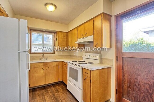 Foto del edificio - 1 Bed, 1 Bath Apartment with Yard and 1 Ca...