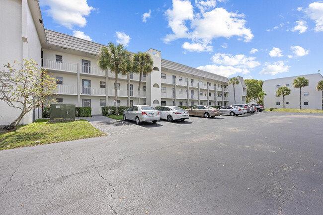 Foto del edificio - 8130 Sunrise Lakes Blvd