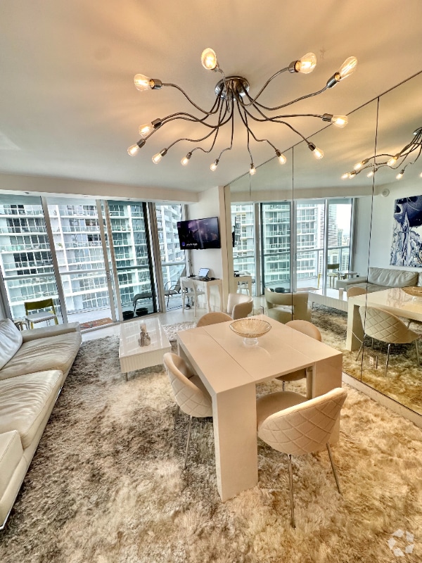 Building Photo - 495 Brickell Ave