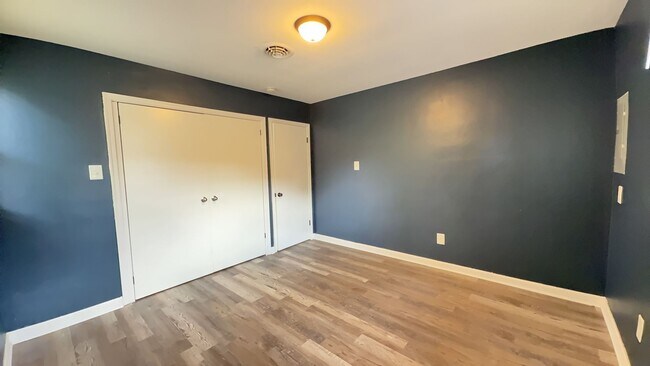 Foto del edificio - Well-Maintained 3-Bedroom Home with Fenced Backyard & Assigned Parking in Central Chesapeake