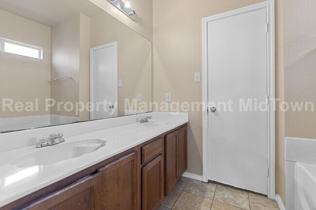 Building Photo - Charming 3-Bed, 3-Bath Home with Fireplace...