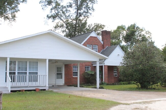 Building Photo - Beautiful 4/2 Frame Home in Marianna on Well