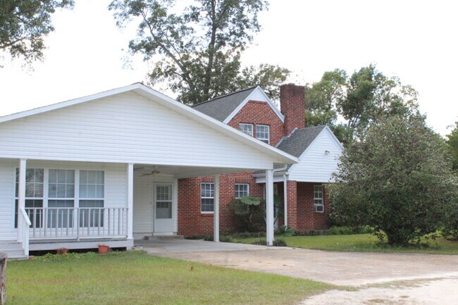 Foto del edificio - Beautiful 4/2 Frame Home in Marianna on Well