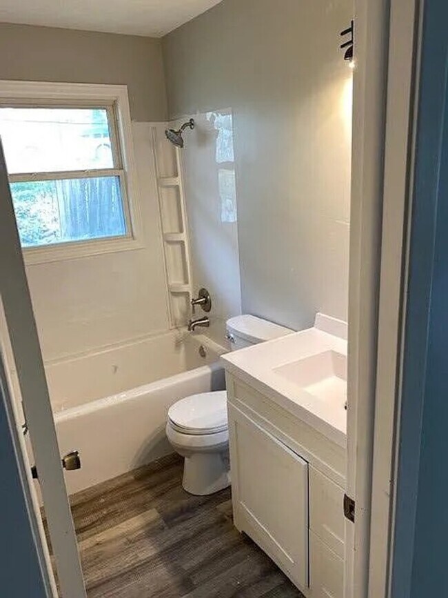 Building Photo - Bennington Duplex