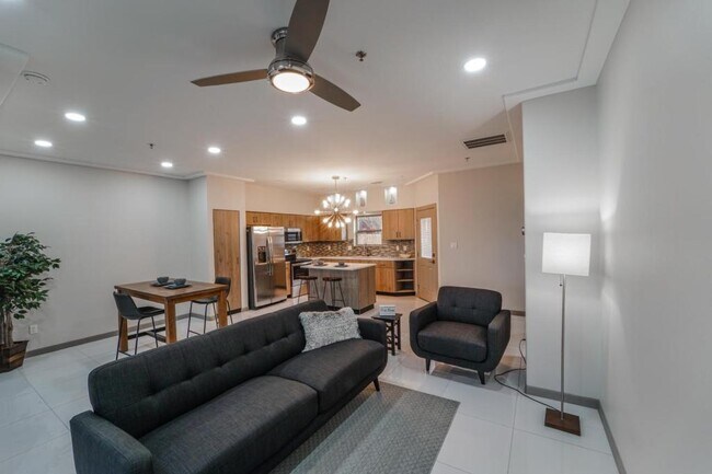 Building Photo - 1121 Shavano Dr