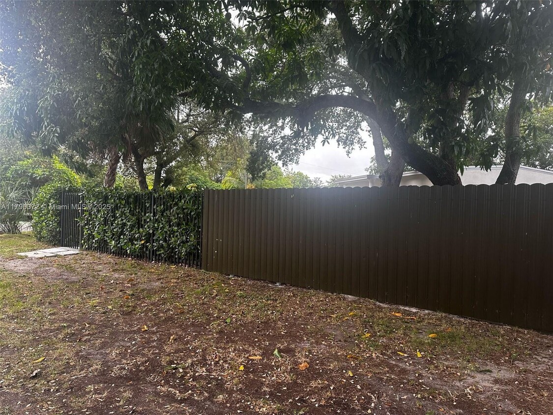Foto principal - 12801 Westview Dr