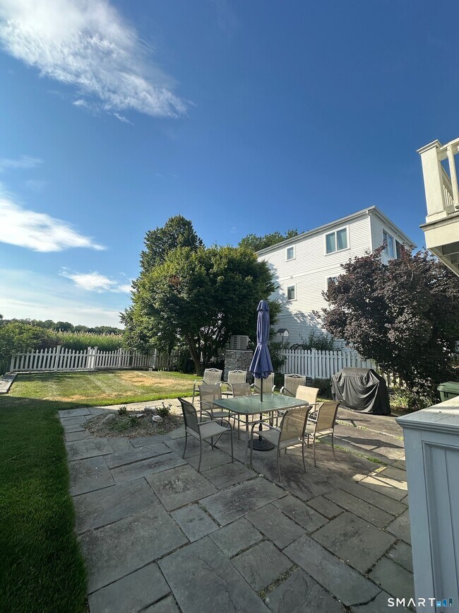 Foto del edificio - 664 Fairfield Beach Rd