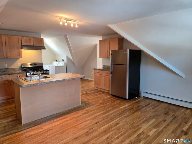 Foto del edificio - 674 Main St