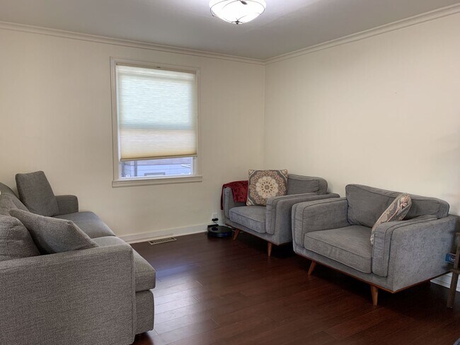 Foto del edificio - Charming and Convenient Home Rental with M...