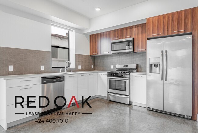 Foto del edificio - 6 WEEKS FREE! Incredible Three Bedroom wit...