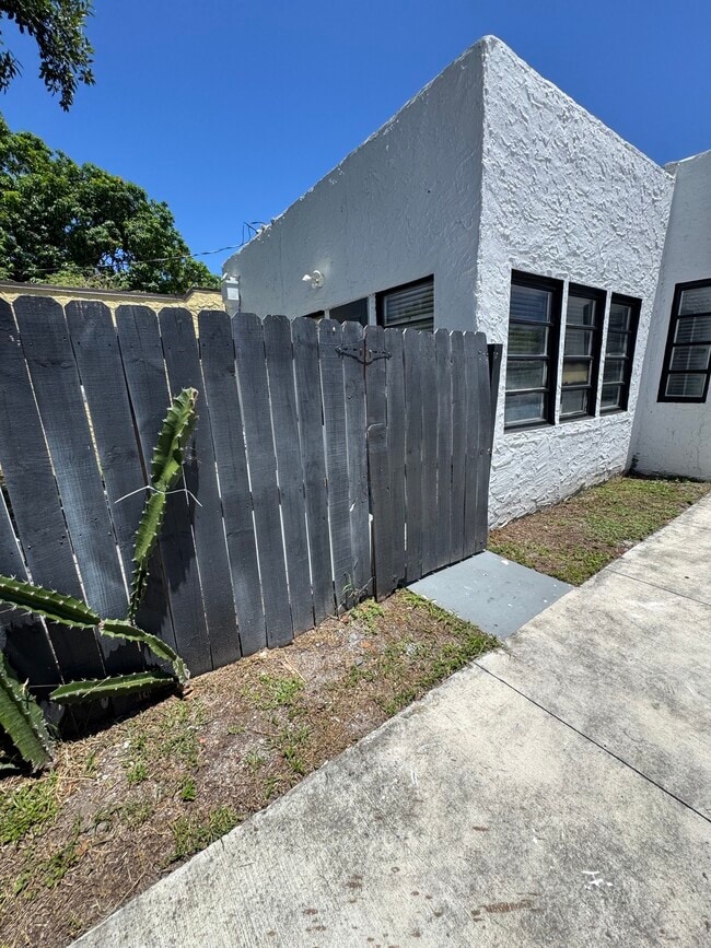 Building Photo - 401 N H St