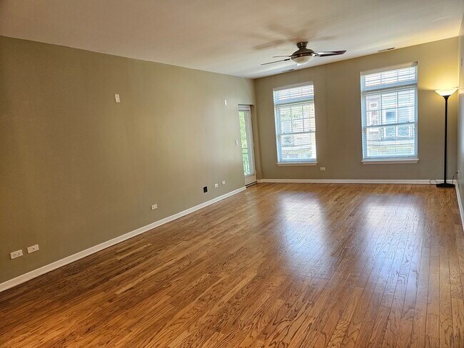 Building Photo - 807 W University Ln