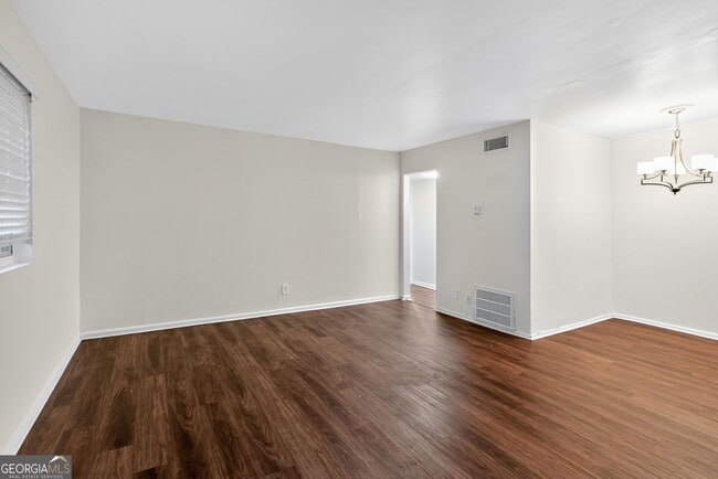 Building Photo - 2510 Peachwood Cir NE